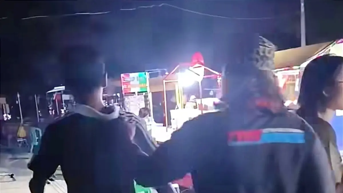 Petugas mengamankan salah satu warga yang diduga terlibat perkelahian di kawasan Lapangan Vatulemo, Palu, Minggu (6/9) malam.