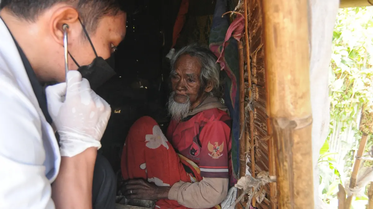Salah seorang lansia yang berusia 106 tahun mendapatkan pemeriksaan kesehatan dari dokter Puskesmas Kaleke.
