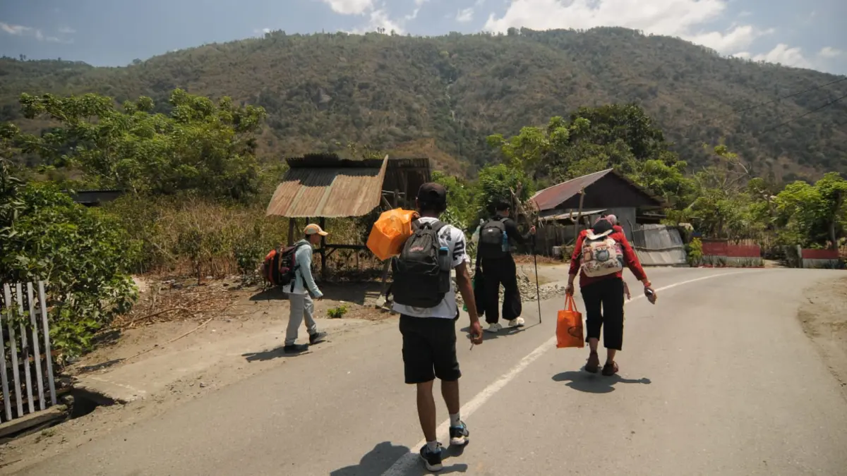 Tim Puskesmas Kaleke beranjak meninggalkan Desa Balaroa Pewunu, Kecamatan Dolo Barat, Kabupaten Sigi, menuju ke Dusun III Waturalele yang berada di pegunungan.(Foto :Mugni Supardi)