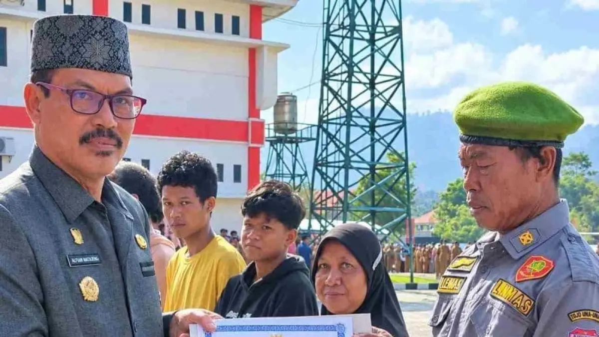 PENGHARGAAN: Penyerahan bantuan dan penghargaan dilakukan oleh Sekkab Touna, Alfian Matajeng, usai pelaksanaan apel pagi bersama di halaman Kantor Bupati Touna, Senin (7/9/2026).(FOTO: HERIYANTO LIMAHU)