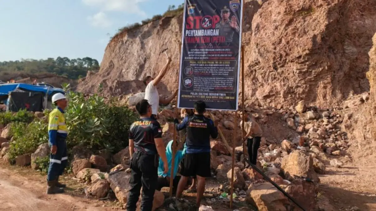 Personel Ditbinmas Polda Sulteng bersama pihak terkait memasang spanduk imbauan bahaya Pertambangan Tanpa Izin (PETI) di kawasan Sektor Vavolapo, Poboya, Kota Palu.