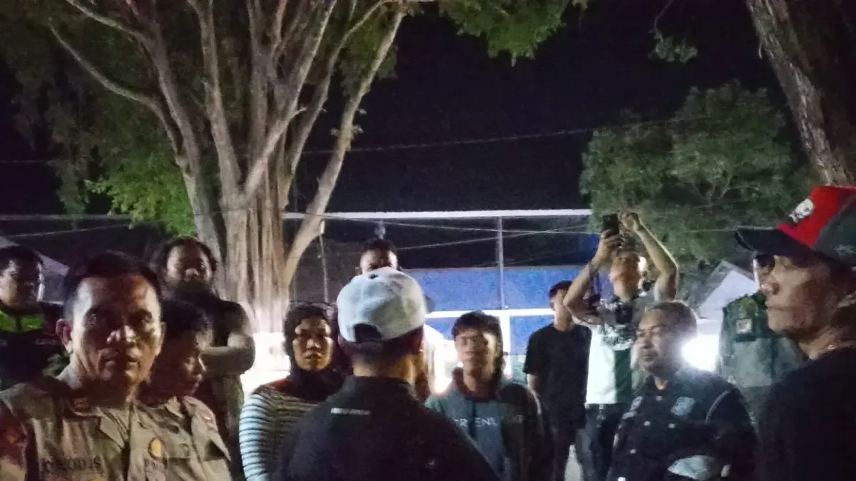 Petugas kepolisian mengamankan lokasi kejadian di kawasan Vatulemo, Kota Palu, setelah terjadi keributan yang diduga dipicu penertiban juru parkir.