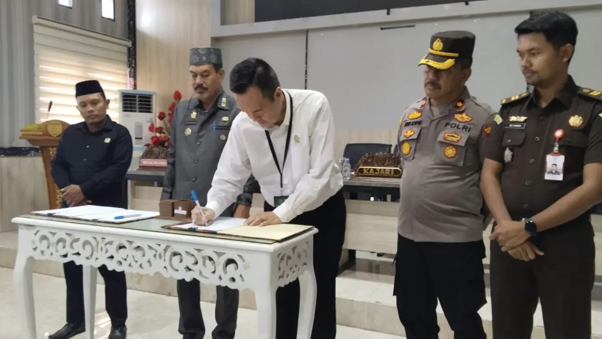 SEPAKAT: Pemkab Touna, bersama PN Poso Kelas IB, menandatangani Nota Kesepakatan pelaksanaan sidang di luar gedung pengadilan.(FOTO: HERIYANTO LIMAHU/RADAR PALU).