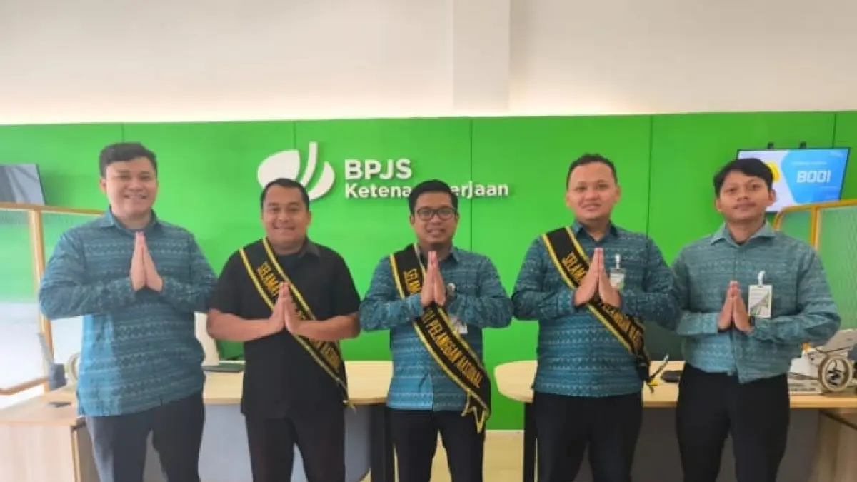 MENYAMBUT: Jajaran BPJS Ketenagakerjaan Touna, menyambut hangat kedatangan setiap peserta yang hadir dan mendengarkan langsung aspirasi.(FOTO: HERIYANTO LIMAHU/RADAR PALU).
