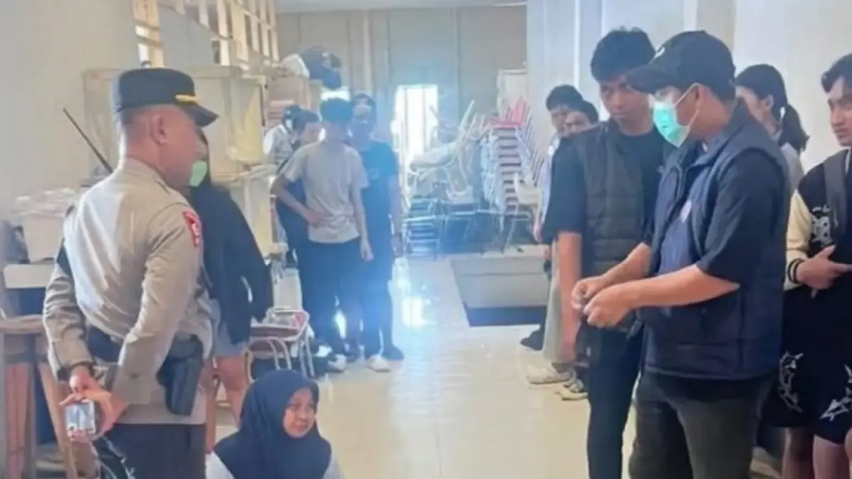 OLAH TKP : Polisi melakukan pemeriksaan di lokasi kejadian setelah seorang karyawan My Kopi O ditemukan meninggal dunia akibat terjepit lift barang, Sabtu (5/9/2026).