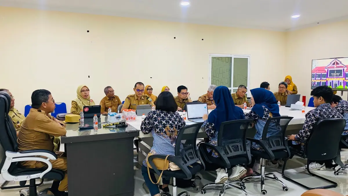 RAPAT: Wabup Buol, Moh. Nasir Daimaroto, memimpin rapat evaluasi penerapan SPIP terintegrasi.(FOTO: DINAS KOMINFO BUOL/RADAR PALU).