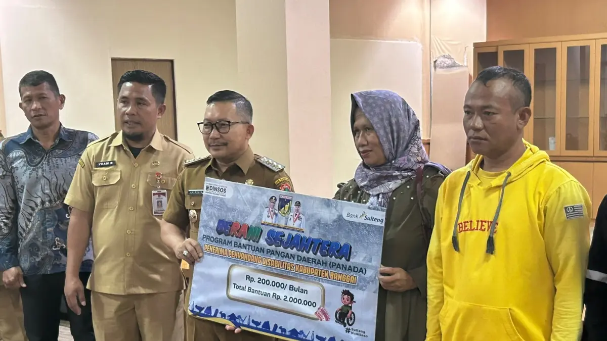 SIMBOLIS: Penyaluran bantuan dilakukan secara simbolis oleh Bupati Banggai, H. Amirudin Tamoreka, di kantor Bank Sulteng, Selasa (8/9/2026).(FOTO: NENDRA PRASETYA/RADAR PALU).