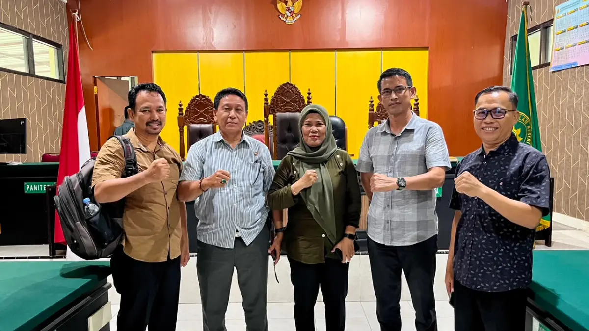  Pihak Polda Sulawesi Tengah berfoto bersama usai mengikuti sidang praperadilan RA di Pengadilan Negeri (PN) Palu, Senin (8/9/2026).