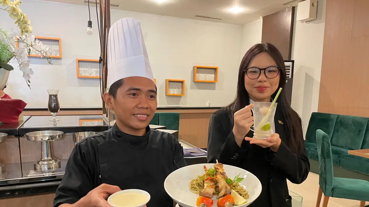 Chef de Partie Hotel Santika Palu, Rizky Wahyudi perkenalkan menu baru yang menjadi menu utama di bulan September. (Rafy/Radar Palu).