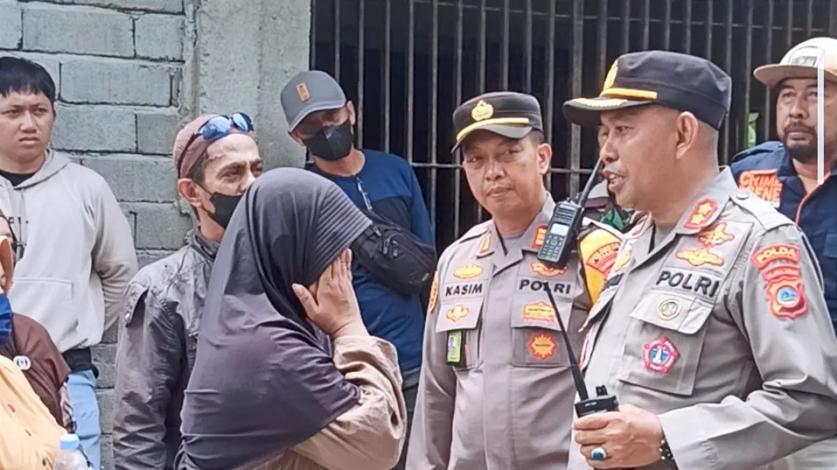 Keluarga korban pembunuhan satu keluarga menemui Wakapolres Palu saat rekonstruksi.  Foto : Wahono 
