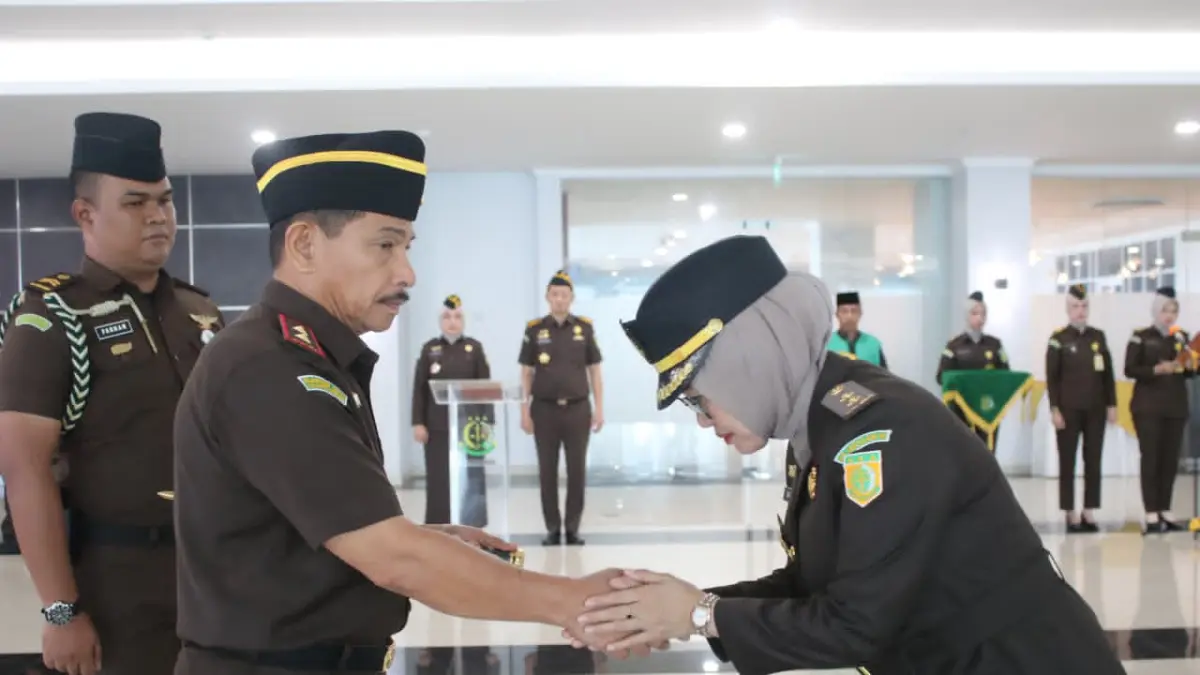 Koordinator Kejati Sulteng Rosdianah HK bersalaman dengan Kepala Kejaksaan Tinggi Sulawesi Tengah Zullikar Tanjung usai pelantikan dan pengambilan sumpah jabatan, Rabu (9/9/2026).