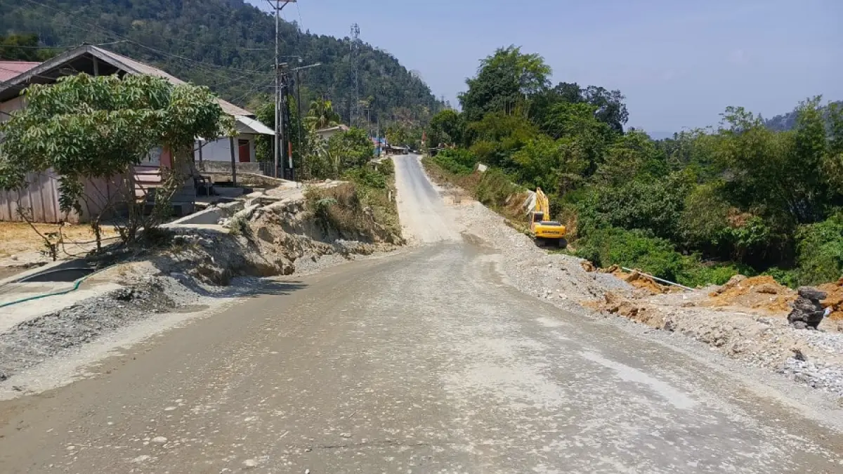 PERLUASAN : Pekerjaan perluasan ruas jalan Togolu-Tentena. (Dokumentasi BPJN Sulteng)