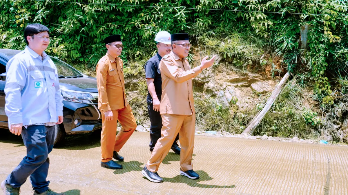 TINJAU: Direktur PT SEI Chen Jie (kiri) dan Wabup Morowali Utara Djira Kendjo meninjau jalan nasional ruas Tompira-Keuno di Desa Bungintimbe, Kecamatan Petasia Timur usai diresmikan, Selasa (8/9/2026). (FOTO: ISTIMEWA/RADAR PALU)