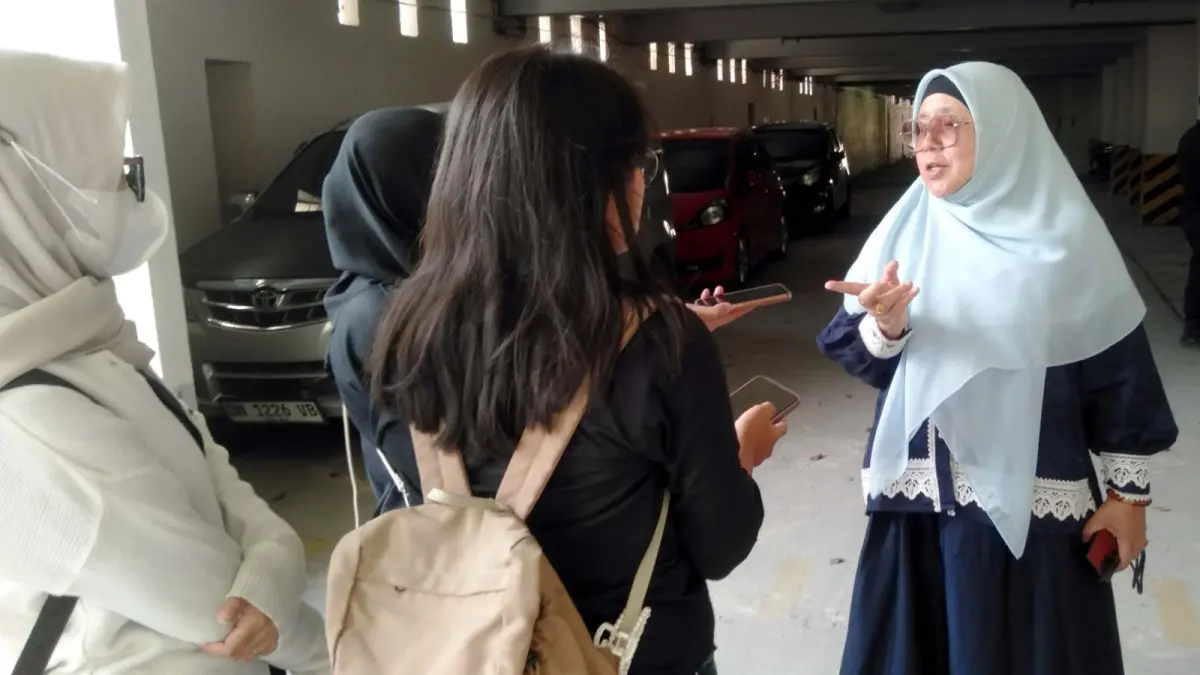 APRESIASI: Walaupun tidak diberikan kesempatan untuk berbicara di depan massa aksi, namun Ketua Fraksi PKS DPRD Sulteng, Hj Wiwik Jumatul Rofi’ah, menyampaikan apresiasinya terhadap isu yang disampaikan peserta aksi dari Universitas Islam Negeri (UIN) Datokarama Palu, yang menggelar aksi Kamis (10/09/2026).(FOTO: HUMAS FRAKSI PKS DPRD SULTENG/RADAR PALU).