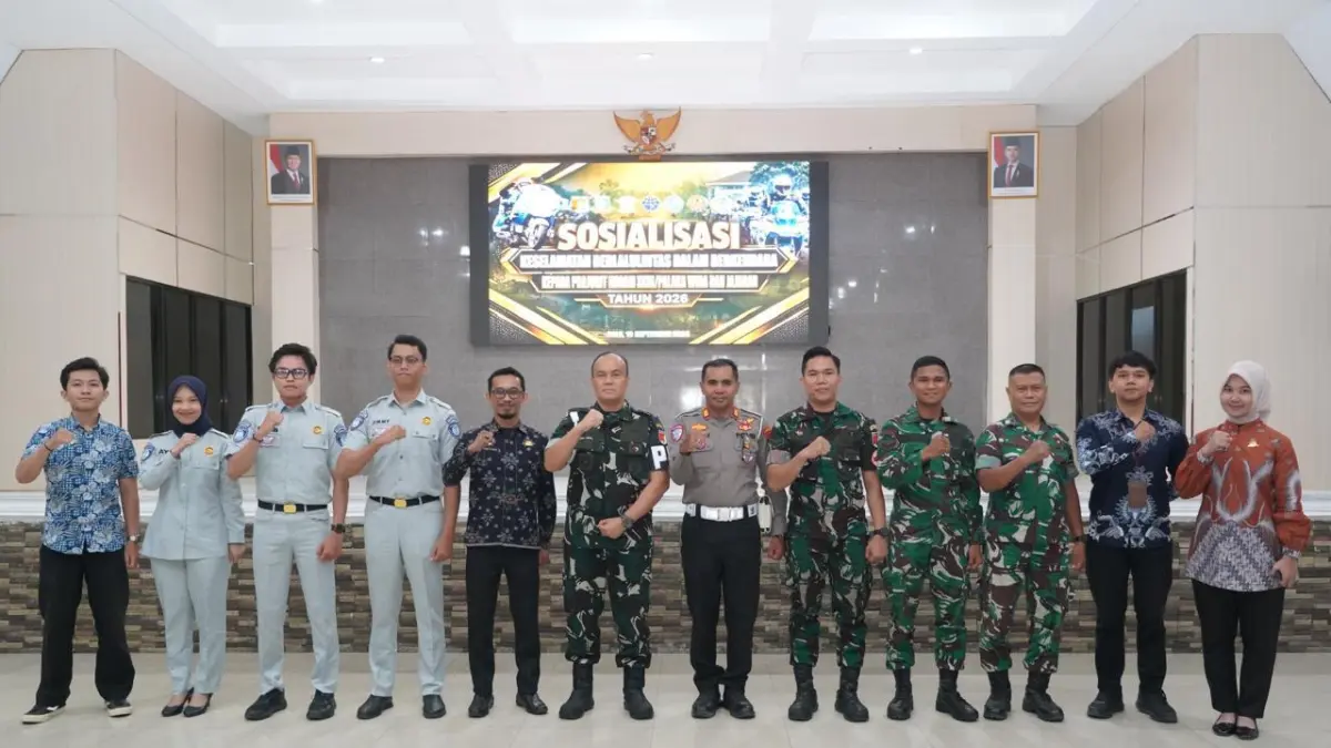 Danpomdam XXIII/Palaka Wira bersama para pemateri dan prajurit usai mengikuti Sosialisasi Keselamatan Berlalu Lintas dalam Berkendara di Aula Manggala Sakti, Kamis (10/9/2026).