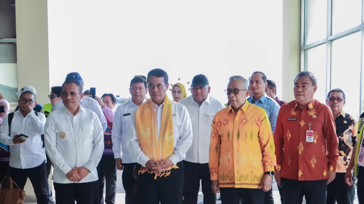 KUNKER: Mentan Amran Sulaiman, ditemani Gubernur Sulteng H. Anwar Hafid, disambut Bupati Banggai Amiruddin Tamoreka, Wabup, dan Sekkab Banggai.(FOTO: NENDRA PRASETYA/RADAR PALU).