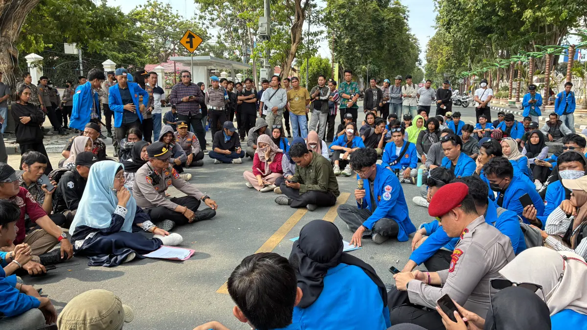 Mahasiswa Universitas Tadulako (Untad) saat menggelar aksi di depan Kantor DPRD Sulawesi Tengah, Jalan Sam Ratulangi, Kamis (10/9/2026). Massa aksi diterima Ketua Fraksi PKS sekaligus Sekretaris Komisi IV DPRD Sulteng, Bunda Wiwik. FOTO: Annisa Nurul Wibdy.  