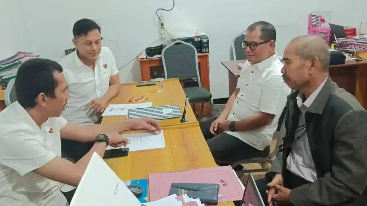 MELAPOR: Bupati Buol, Risharyudi Triwibowo Bersama penasehat hukumnya, Jamrin Zainas, saat melapor di Direktorat Cyber Polda Sulteng, Rabu (9/9/2026).(FOTO: ISTIMEWA/RADAR PALU).