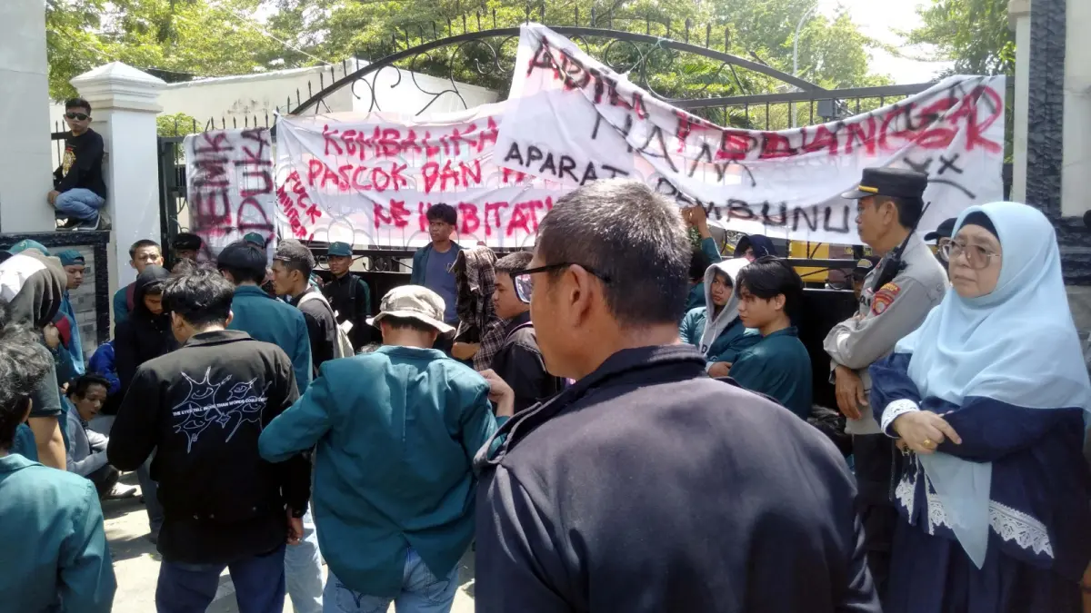 MENDENGAR: Ketua Fraksi PKS DPRD Sulteng, Hj. Wiwik Jumatul Rofi