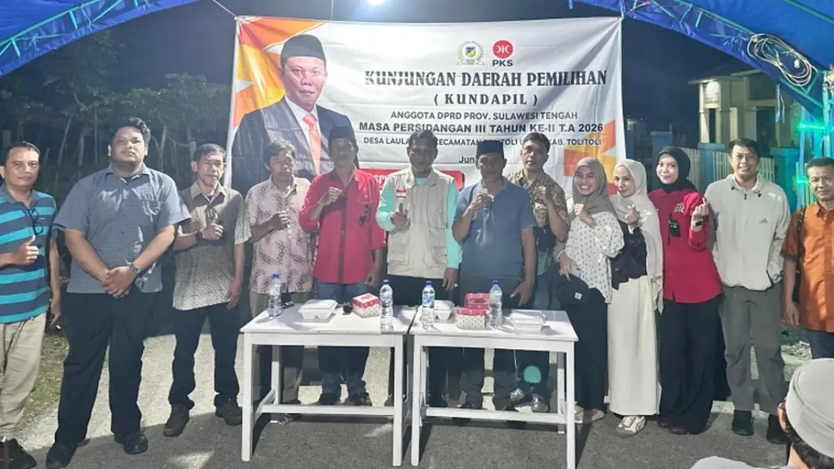 MENGAPRESIASI: Anggota DPRD Sulteng, Asrullah (tengah), saat bersilaturahmi dengan warga Tolitoli, ketika Kundapil.(FOTO: HUMAS PKS SULTENG/RADAR PALU).