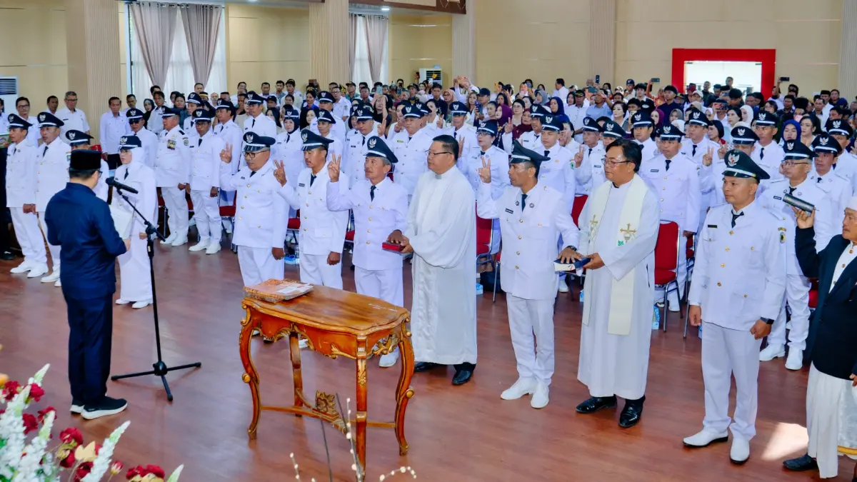 SAH: Sebanyak 36 Kepala Desa terpilih pada Pilkades Serentak Morowali Utara dilantik Bupati Delis Julkarson Hehi di Ruang Pola, Rabu (9/9/202). (FOTO: ISTIMEWA/RADAR PALU)