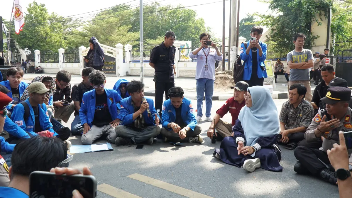MENERIMA MAHASISWA: Ketua Fraksi PKS DPRD Sulteng, Hj Wiwik Jumatul Rofi’ah, menjadi satu-satunya anggota DPRD Sulteng yang menerima kedatangan massa aksi dari Universitas Tadulako (Untad), yang menggelar aksinya, Kamis (10/09/2026).(FOTO: HUMAS FRAKSI PKS DPRD SULTENG/RADAR PALU)