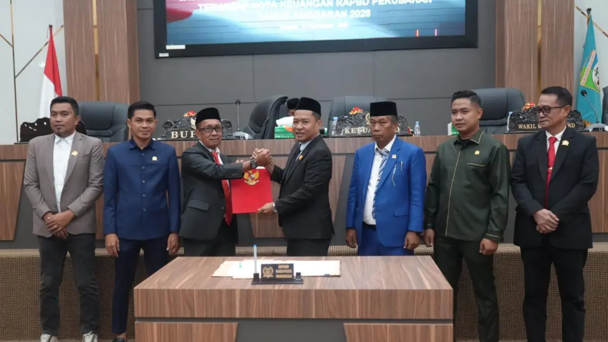 MENYERAHKAN: Sekkab Morowali, Yusman Mahbub menyerahkan kepada Ketua DPRD Morowali Herdianto Marzuki (kanan) dokumen jawaban bupati atas pandangan umum anggota Fraksi, terhadap pengantar nota keuangan Rancangan Anggaran Pendapatan dan Belanja Daerah (RAPBD) Perubahan Tahun Anggaran 2026.(FOTO: SUPRIYONO/RADAR PALU).