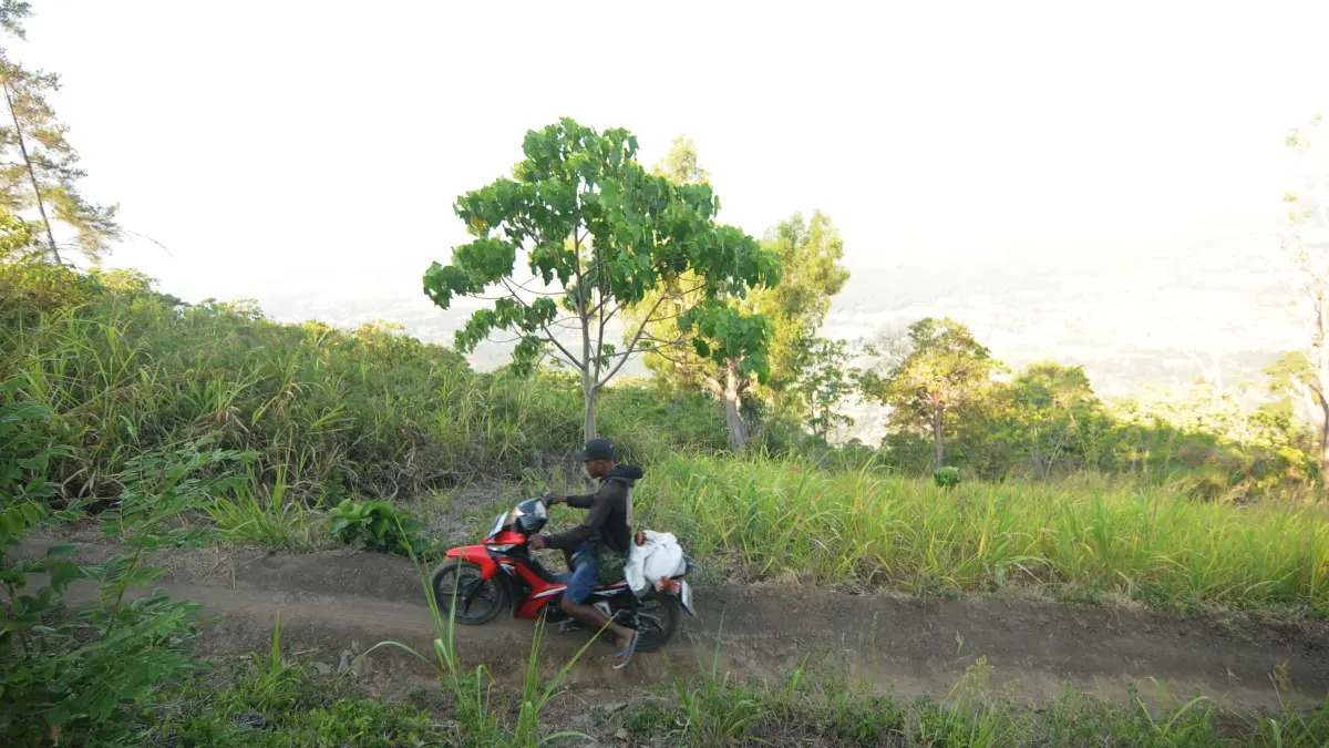 Akses menuju Dusun Tiga Waturalele, Kecamatan Dolo Barat, Kabupaten Sigi, masih menjadi tantangan bagi warga maupun petugas kesehatan.