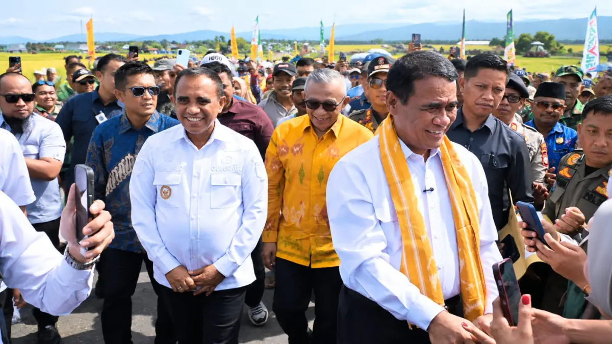 Mentan Andi Amran Sulaiman bersama Gubernur Sulteng Anwar Hafid saat panen raya padi di Kecamatan Toili, Kabupaten Banggai. FOTO BIRO ADPIM SULTENG
