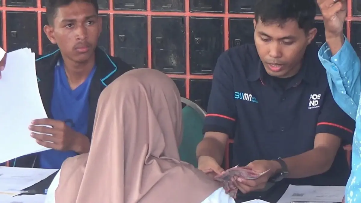 PERKETAT: Suasana petugas Dinsos Kabupaten Banggai, memperketat pendataan warga penerima PKH.(FOTO: NENDRA PRASETYA/RADAR PALU). 