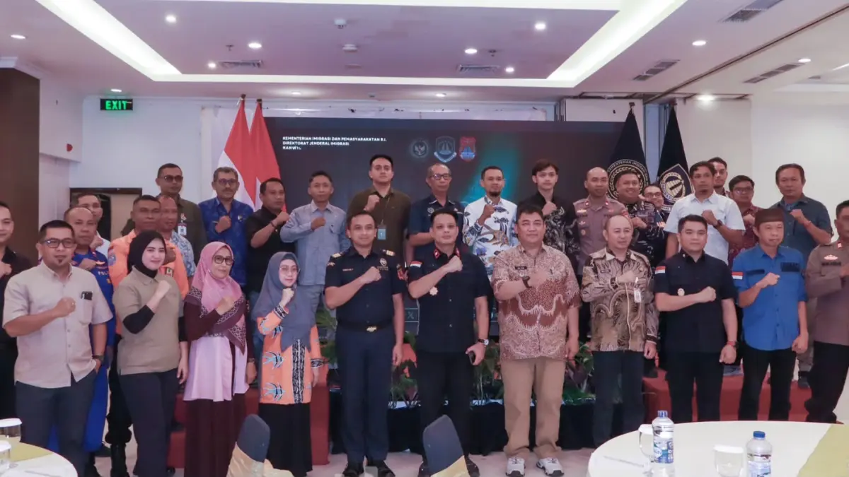 TIMPORA: Foto bersama usai rakor memperkuat pengawasan terhadap keberadaan dan aktivitas orang asing di Kabupaten Banggai.(FOTO: NENDRA PRASETYA/RADAR PALU).
