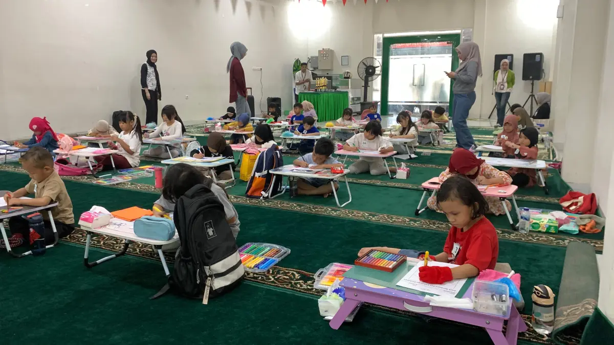 Anak-anak mengikuti lomba mewarnai yang dilaksanakan oleh PT. Pegadaian Area Palu.(Rina/Radar Palu).