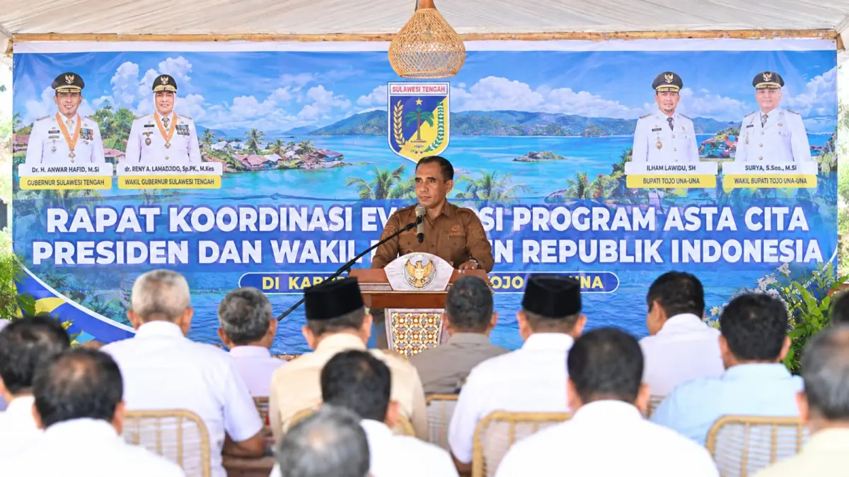 Gubernur Sulawesi Tengah Anwar Hafid memimpin rapat koordinasi implementasi Asta Cita dan evaluasi 9 Program BERANI di Pulau Buka Buka, Tojo Una-Una. FOTO: BIRO ADPIM SULTENG