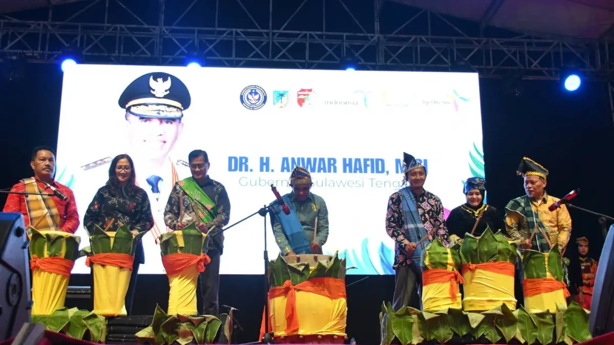 BUDAYA: Gubernur Sulteng, Dr. H. Anwar Hafid, membuka Festival Budaya Bakulupi di Touna, Sabtu (12/9/2026).(FOTO: HERIYANTO LIMAHU/RADAR PALU).