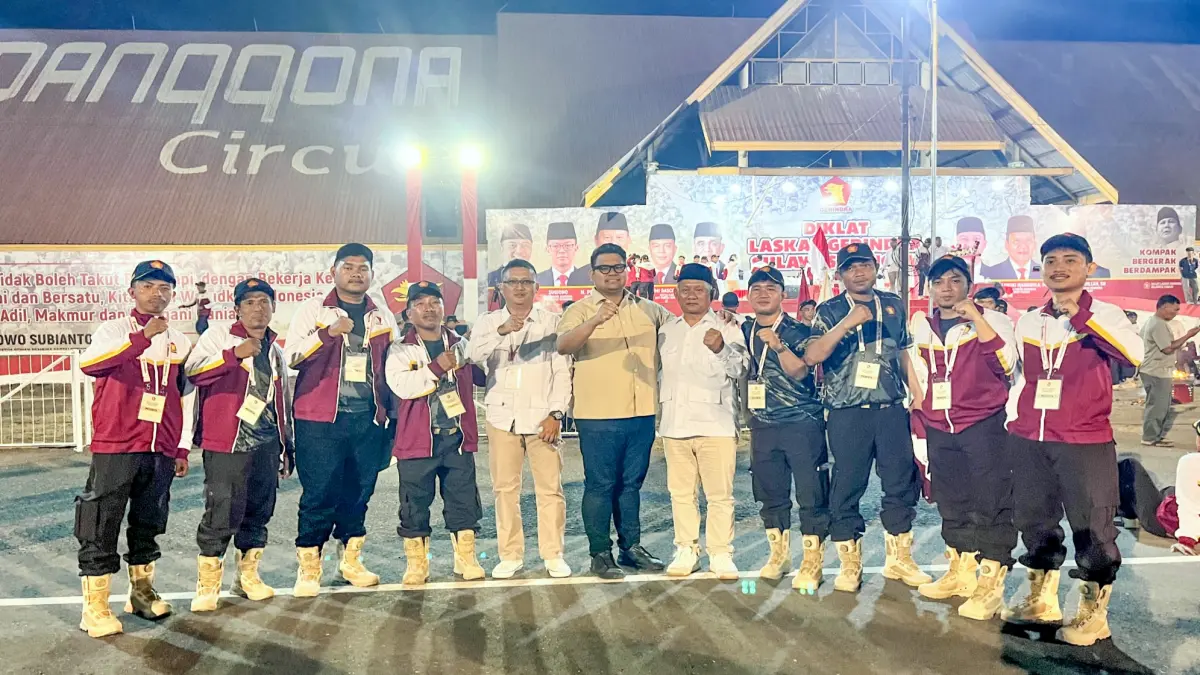 DIKLAT: Wakil Ketua MPR RI Abcandra Muhammad Akbar Supratman bersama Ketua DPC Gerindra Morut Arman Marunduh dan Sekretaris DPC Gerindra Morut Ahliddin Hadadde bersama Laskar Gerindra Morut di Padepokan Garudayaksa, kawasan Sirkuit Panggona, Palu, Sabtu (12/9/2026). (FOTO: ISTIMEWA/RADAR PALU)