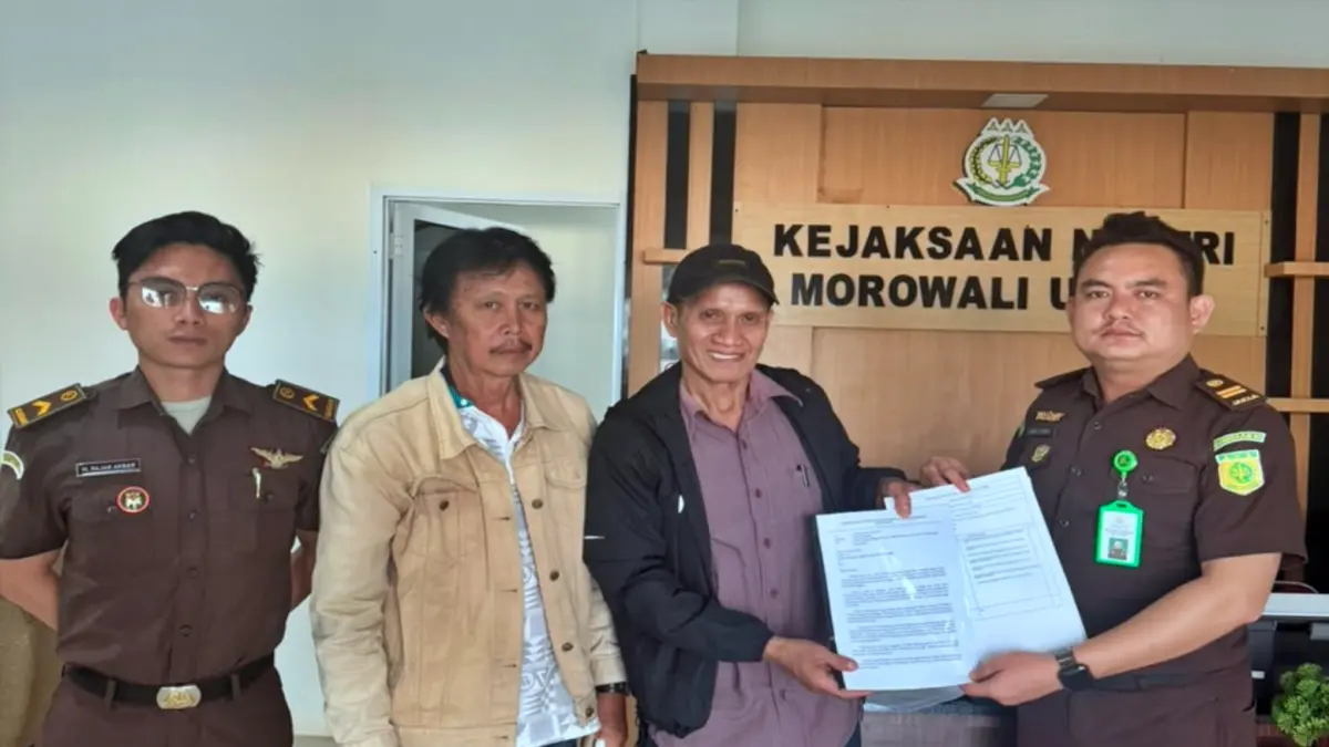 Ketua FMKR Desa Ensa Ferry D Siombo bersama Ketua Front Kebangkitan Pemuda Wita Mori Chris Wilbert Posawa menyerahkan laporan khusus ke pihak Kejari Morut yang menyeret nama Kades Ensa dan dua OPD Pemkab Morut, Kamis (10/9/2026). (FOTO: ISTIMEWA/RADAR PALU)