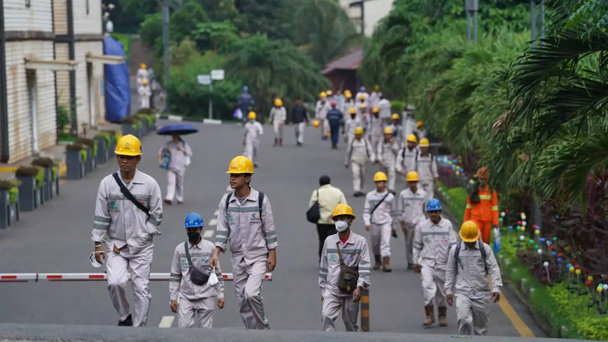KARYAWAN: Suasana karyawan PT. IMIP saat mendatangi dan memulai pekerjaannya di hari kerja.(FOTO: SUPRIYONO/RADAR PALU).