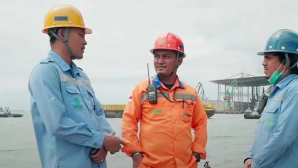 PEKERJA: Salah seorang pekerja di PT. IMIP, Eri Basran (kiri), sangat bersahaja dan merasa nyaman dalam melaksanakan aktifitas pekerjaannya.(FOTO: SUPRIYONO/RADAR PALU).