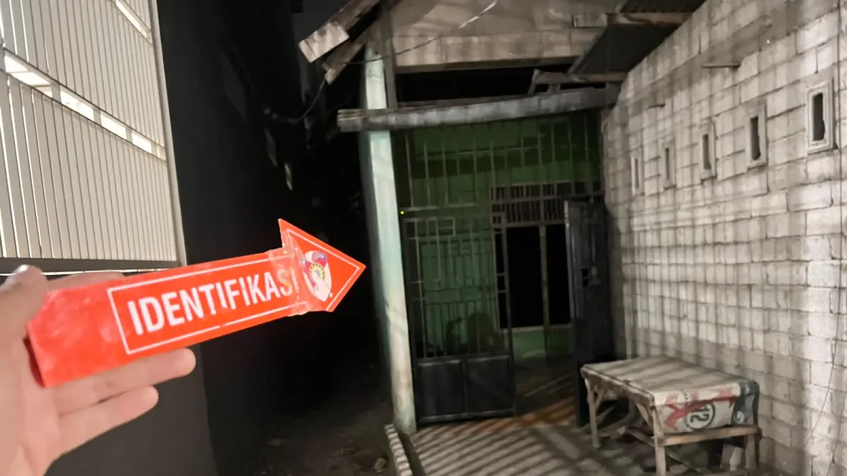 Petugas kepolisian melakukan olah tempat kejadian perkara (TKP) setelah seorang lansia ditemukan meninggal dunia di rumahnya, Jalan Kelor, Kelurahan Balaroa.