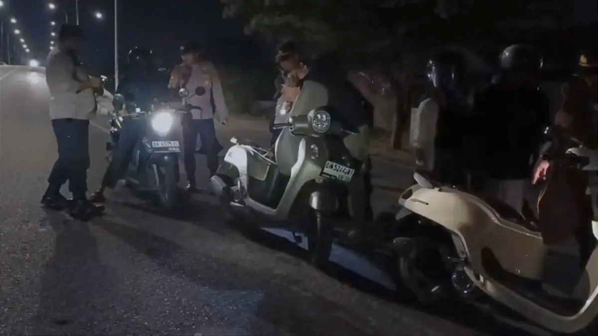 Petugas kepolisian melakukan pemeriksaan terhadap pengendara dan warga dalam razia malam di kawasan Jembatan Lalove, Kota Palu, Sabtu (13/9/2026).
