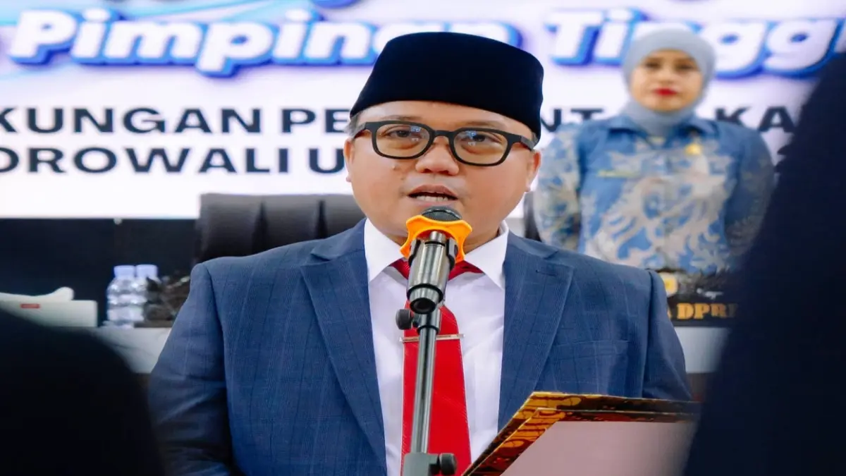 SEREMONIAL: Bupati Morowali Utara Delis Julkarson Hehi saat melantik 11 pejabat tinggi pratama di Ruang Pola Kantor Bupati, Kamis (10/9/2026). (FOTO: ISTIMEWA/RADAR PALU)