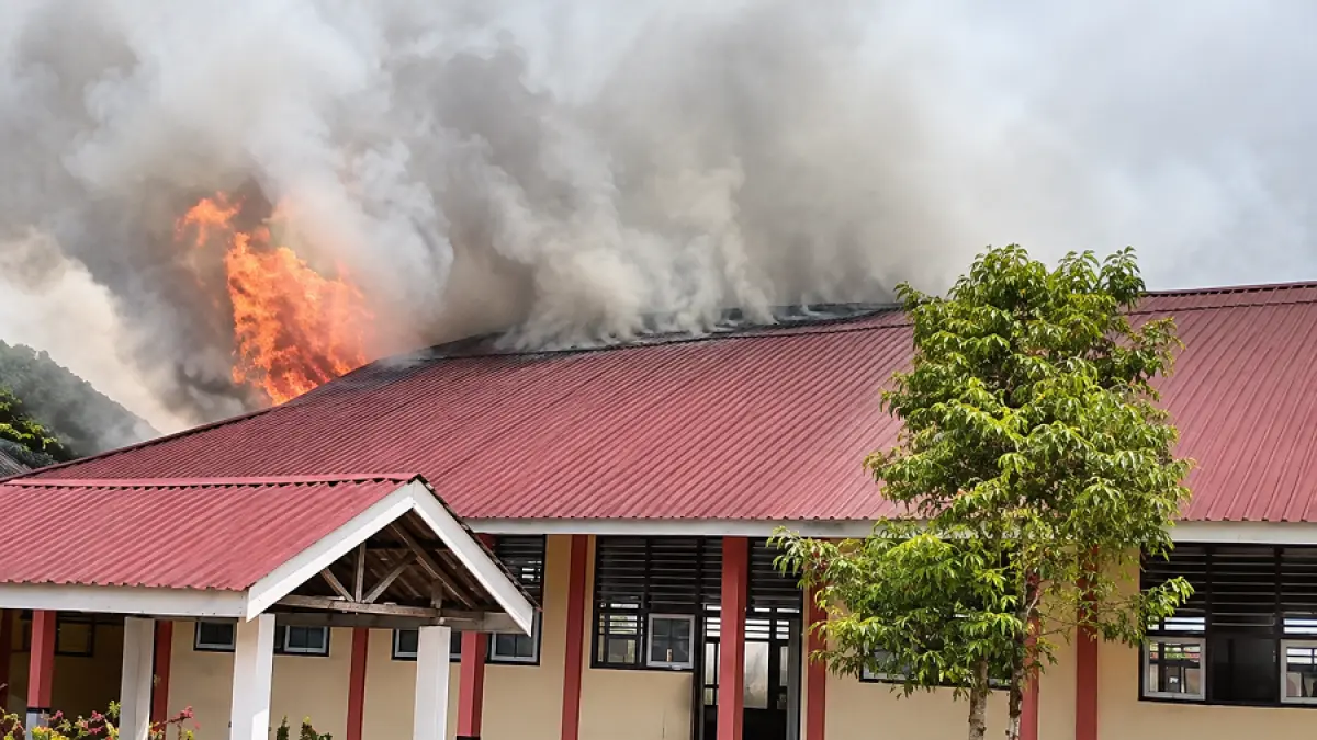 TERDAMPAK : SMAN 1 Pendolo, Kecamatan Pamona Selatan, Kabupaten Poso terbakar akibat Karhutla, Minggu (13/9/2026).(Tangkapan Layar Video/ Restorasi AI)