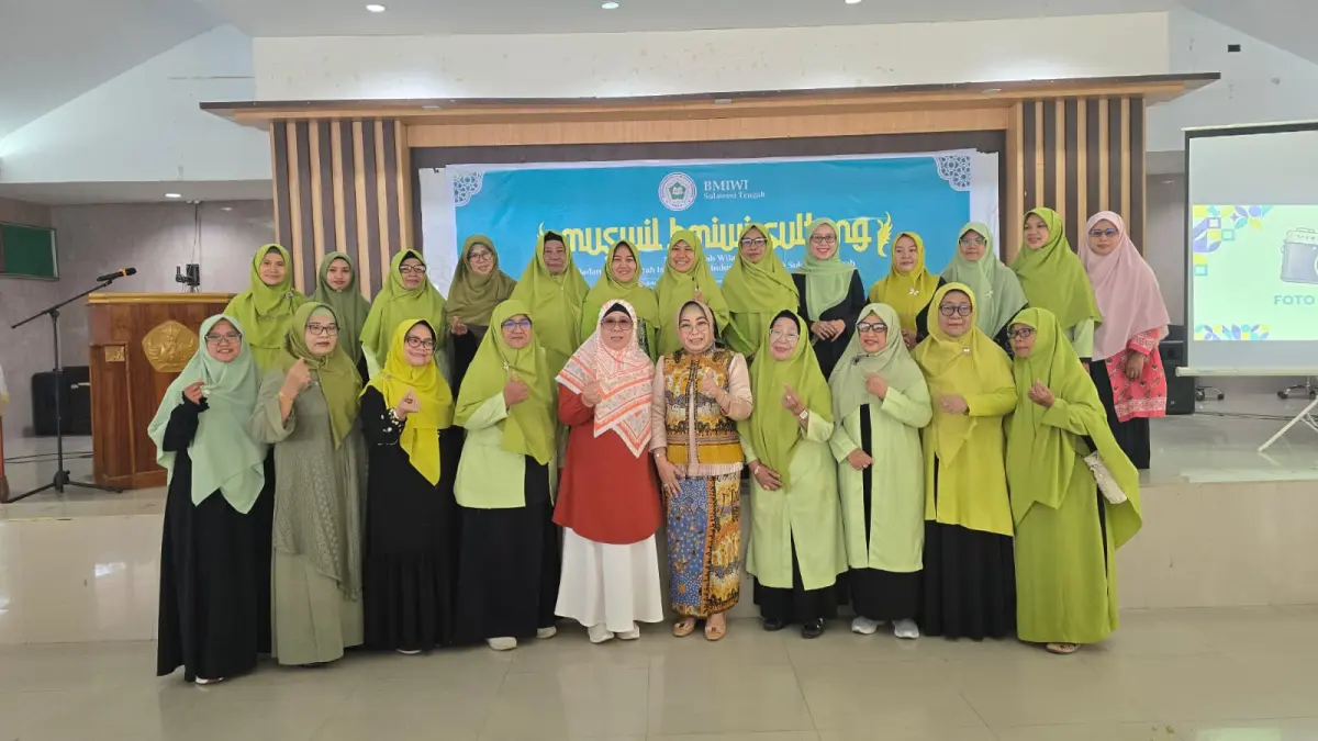 SEMINAR: Sekretaris Komisi IV DPRD Sulteng, Hj Wiwik Jumatul Rofi’ah, berkesempatan foto bersama usai menghadiri Muswil ke-1 BMIWI Sulawesi Tengah, yang dirangkaikan dengan Seminar Parenting, Sabtu (12/9/2026), di aula Disdik Provinsi Sulawesi Tengah.(FOTO: HUMAS PKS SULTENG/RADAR PALU).