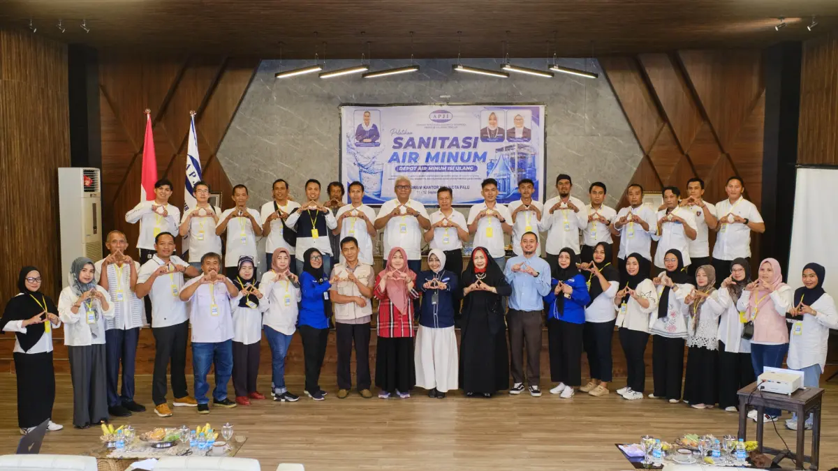 PELATIHAN: Pengurus APJI Sulteng, panitia pelaksana, bersama peserta pelatihan sanitasi air minum, yang diikuti pelaku usaha Depot Air Minum Isi Ulang se Kota Palu, bertempat di Auditorium Kantor Walikota Palu, 11 - 12 September 2026.(FOTO: ISTIMEWA/RADAR PALU).
