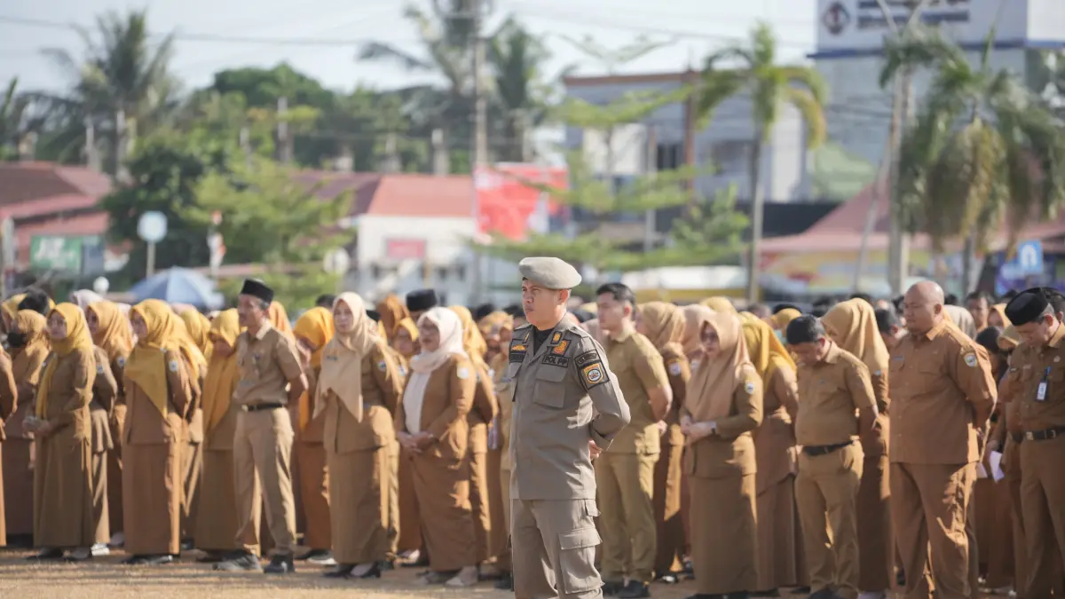 APEL PAGI: Suasana ASN Pemkab Morowali, saat mengikuti apel pagi.(FOTO: SUPRIYONO/RADAR PALU).