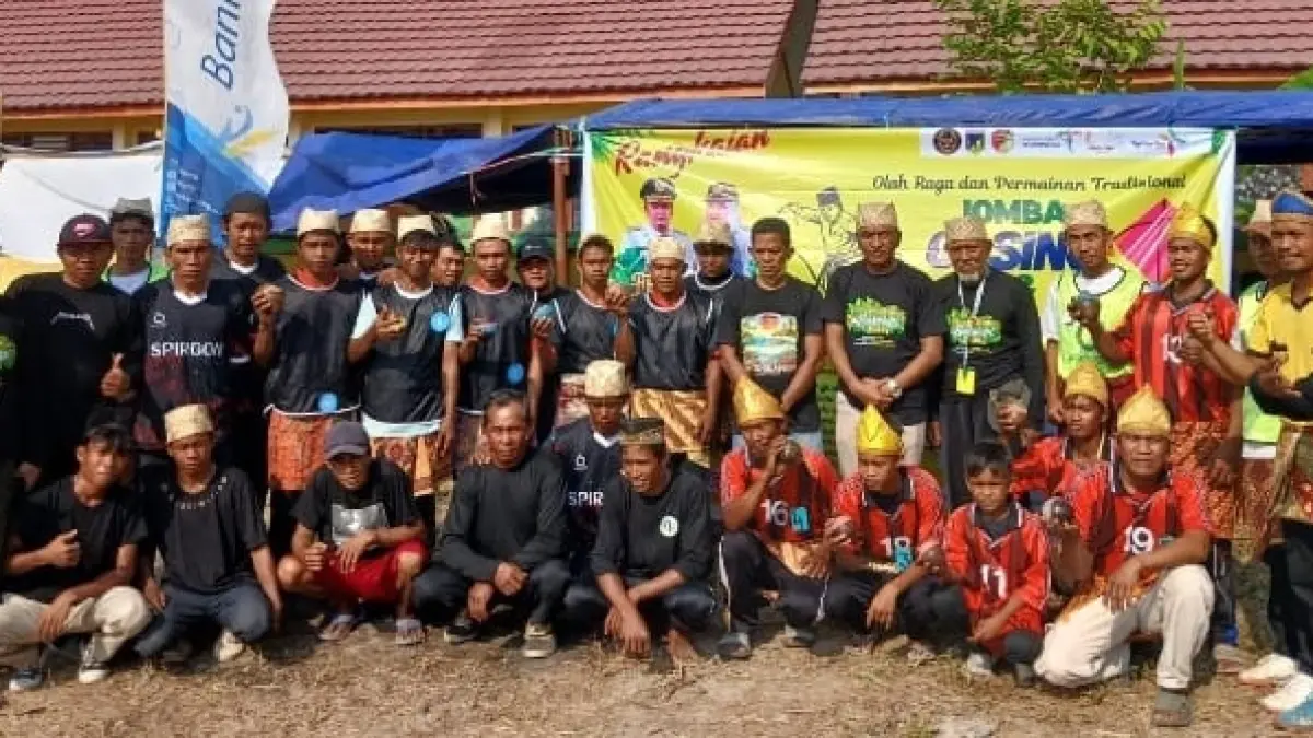GASING: Suasana meriah mewarnai Festival Bakulupi 2026 di Lapangan Sepak Bola Kelurahan Bailo, Kabupaten Tojo Unauna (Touna), salah satu yang menarik perhatian masyarakat adalah lomba gasing, permainan tradisional yang kembali hadir di tengah kemeriahan festival, Minggu (13/9/2026).(FOTO: HERIYANTO LIMAHU/RADAR PALU).