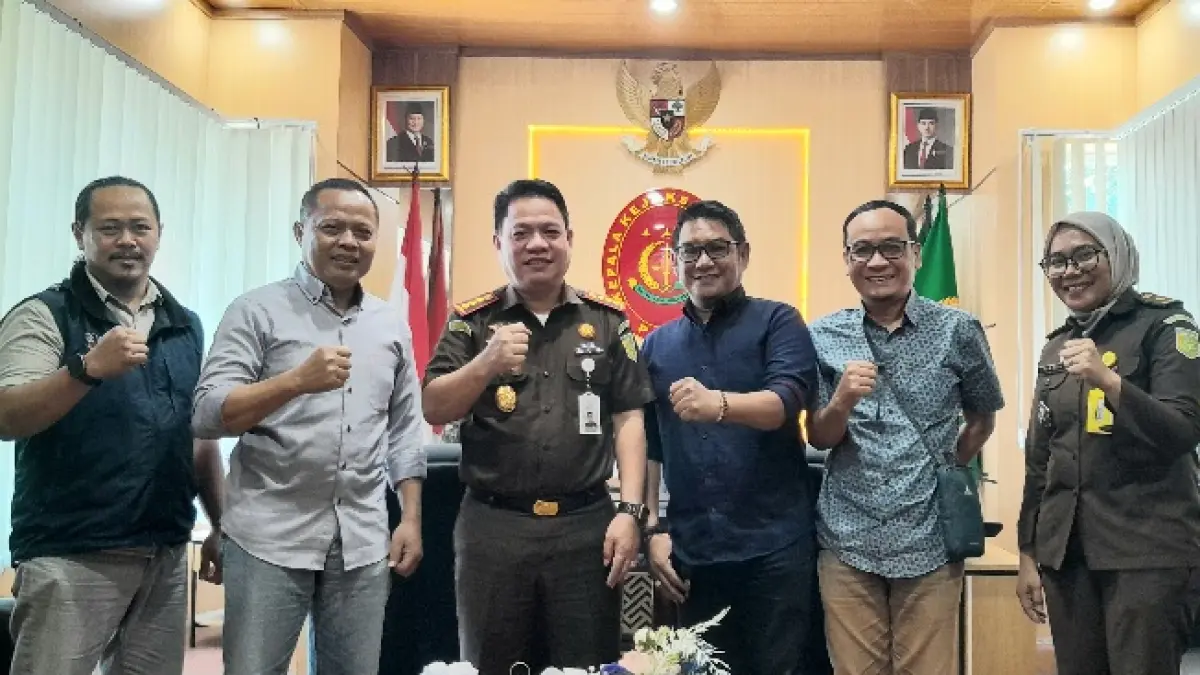 Direktur Radar Palu Jawa Pos Group, Murthalib bersama jajaran silaturahmi dengan Kajari Palu, Lapatawe B. Hamka, Senin (15/9/2026). (Istimewa)