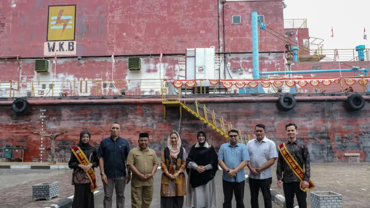Foto bersama Wamenpar dalam kunjungan ke tiga destinasi di Aceh. (DOK: Kemenpar).