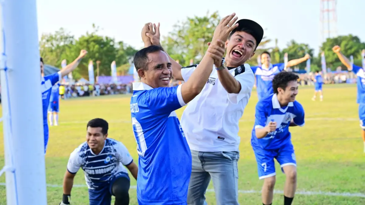 Gubernur Sulteng Anwar Hafid mencetak dua gol saat memperkuat Berani FC melawan Pemkab Morowali. FOTO :BIRO ADPIM SULTENG