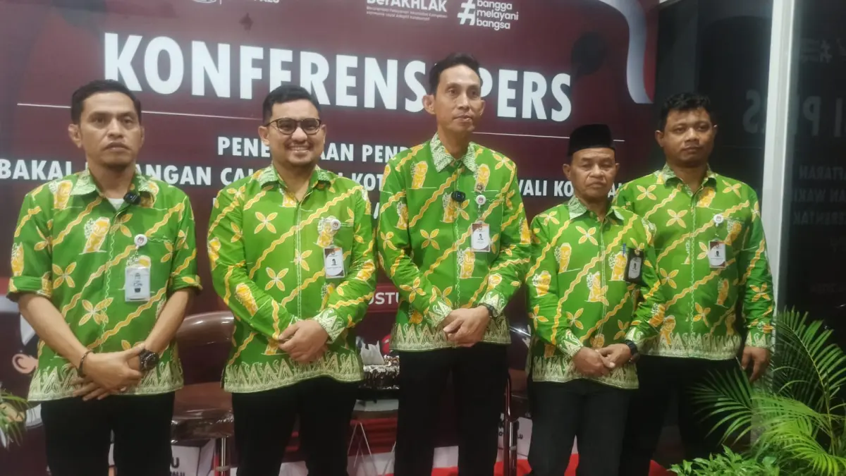 Komisioner KPU Kota Palu saat menggelar konferensi pers terkait pelaksanaan Pilkada 2024. Foto: Dok.Wahono